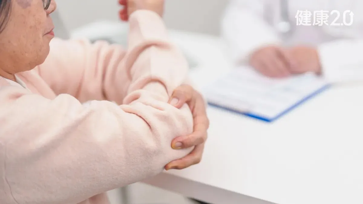 轉門把、瓶蓋也痛？3招輕鬆緩解網球肘 掰了疼痛、無力感