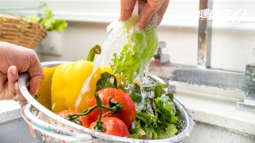 蘇打粉清洗蔬果更有效？台大營養專家揭「最正確清潔蔬果方法」