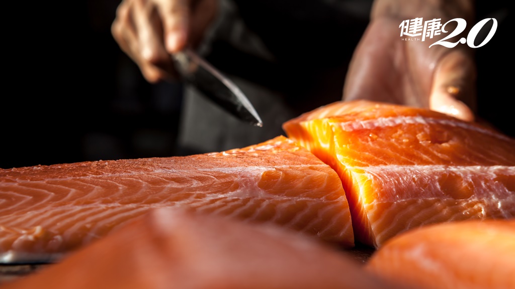 鮭魚是「紅肉」要少吃？營養師闢謠：紅白肉可以這樣分 不吃鮭魚虧大了！