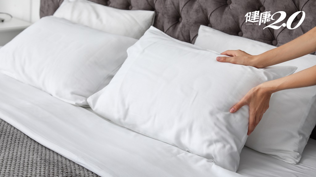睡覺不舒服？選對枕頭才能解決頸痛 醫教2招調出最適合的枕頭高度