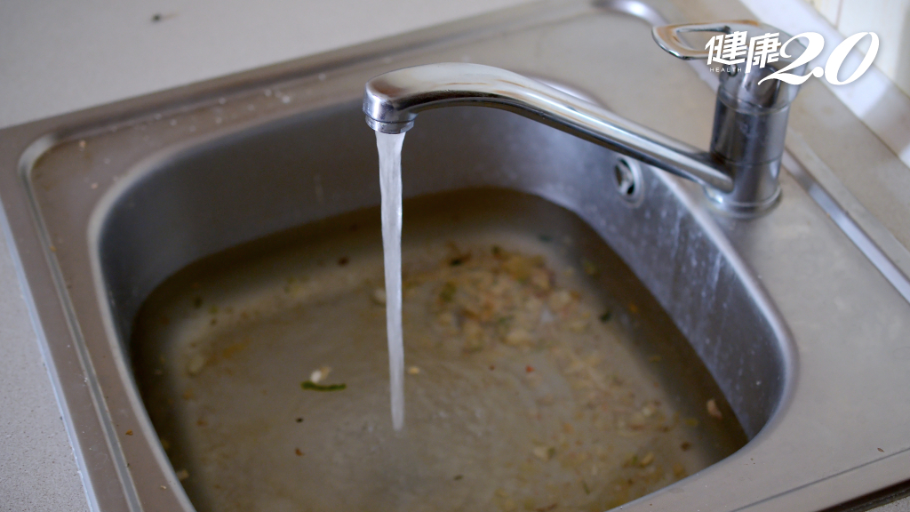 廚房水管堵塞倒熱水能解？專家點名2材質倒了更慘 洗碗後多1動作輕鬆防堵塞