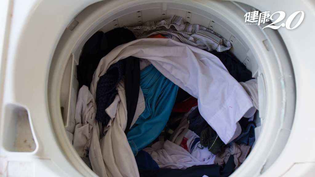 洗衣機4地雷「比馬桶髒530倍」！牛仔褲、睡衣、外套多久洗一次？洗錯頻率恐細菌暴增