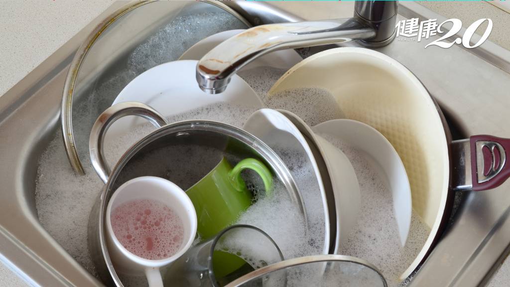 碗盤泡水再洗細菌飆48萬倍！做錯1步恐比糞便還髒 正確洗碗注意6招