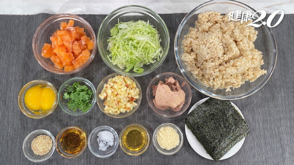 鮭魚燕麥糙米握飯糰／簡單飯糰幫助放鬆、改善失眠！紮實餡滿保養神經健康