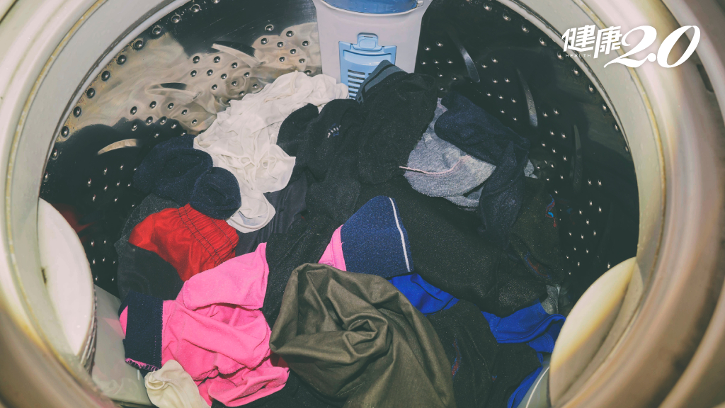 網友激推1物清潔洗衣機 浮出超多黑垢！專家1招去汙除臭 連內膽都乾淨