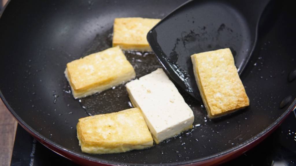 煎豆腐總是沾鍋、破皮？7祕技讓你煎出完美豆腐 很多人第1步就錯