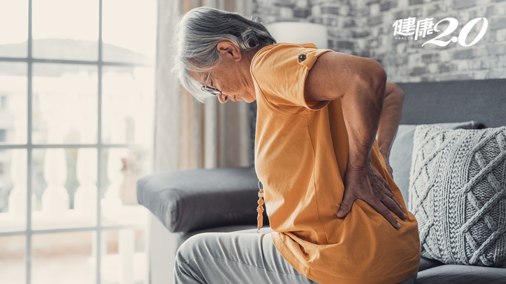 50歲後腰痠背痛小心是骨鬆！老年髖部骨折死亡率比癌症更高 3招防骨鬆很有效