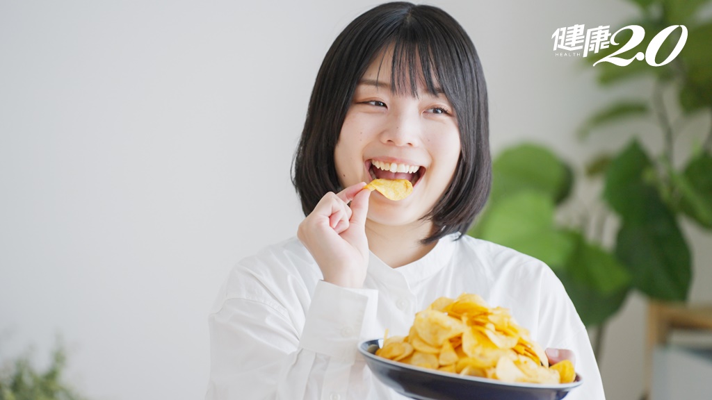研究發現：吃洋芋片竟會讓人變「刻薄」！反式脂肪的影響比喝酒還嚴重