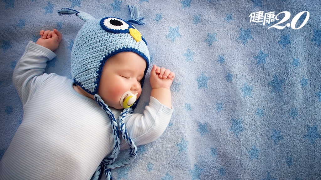 寶寶睡覺用枕頭小心窒息！嬰兒床擺哪裡？床墊怎麼選？兒醫來解答