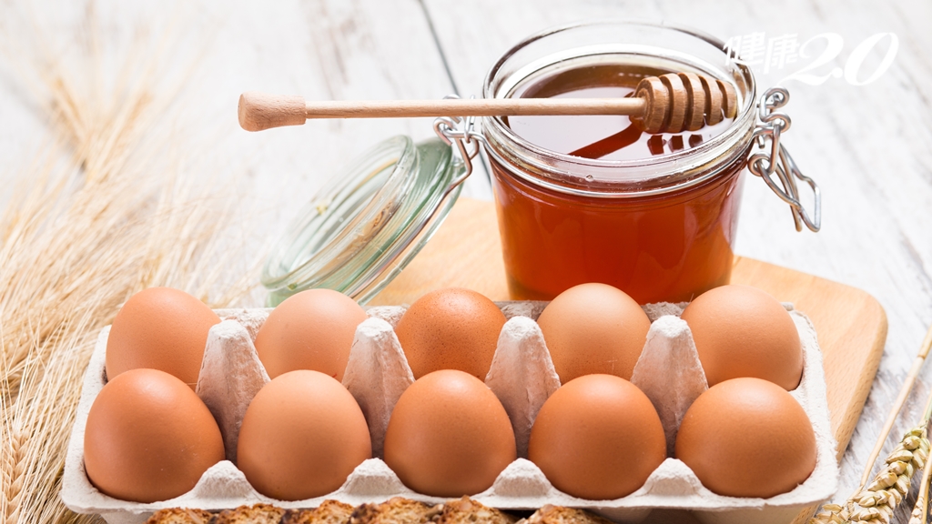 蜂蜜配雞蛋會中毒？雞蛋、柿子一起吃會結石？醫師、營養師解答