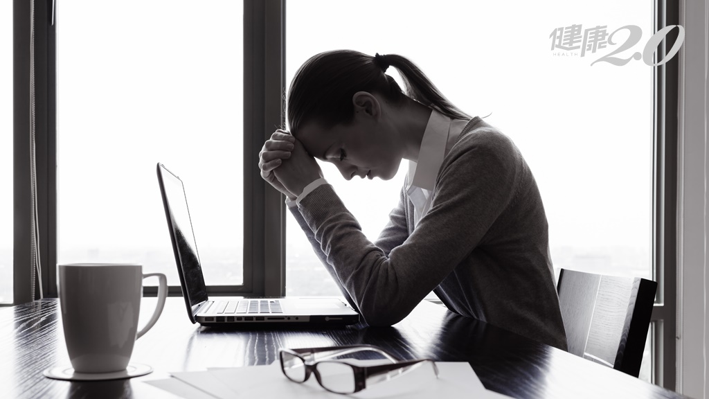 上班就變得敏感易怒、不開心？恐是「職場憂鬱症」發作！心理師幫你解開痛苦根源