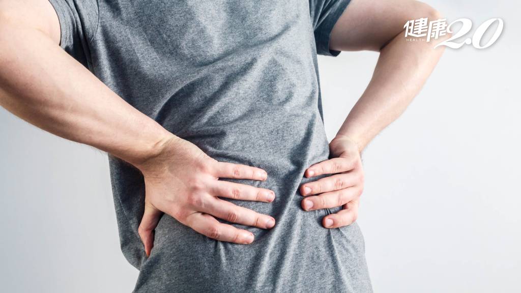 僵直性脊椎炎不只下背痛！症狀有哪些？如何舒緩？原因、治療、運動懶人包