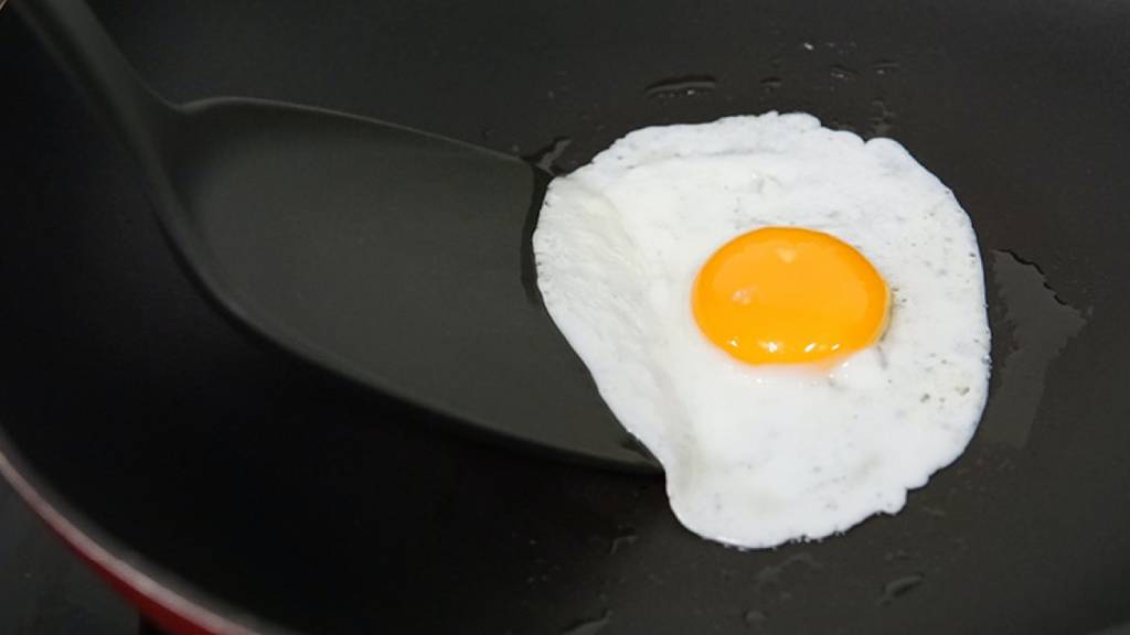 如何煎出完美荷包蛋？全靠1廚房小物超簡單 流心蛋黃渾圓又飽滿
