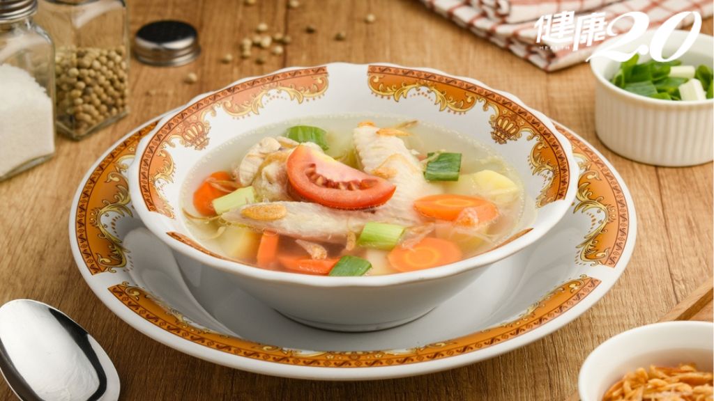 喝蔥雞湯能預防感冒？最簡單雞湯食譜，止咳緩解喉嚨痛又防骨鬆
