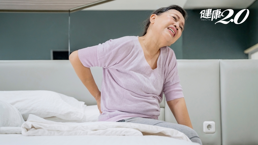 注意「這樣睡」會腰痛！年紀大腰痛怎麼辦？改正4習慣減腰椎負擔