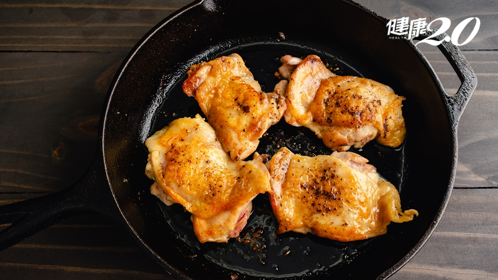 雞肉怎麼煎皮酥肉嫩？先煎皮還是肉？日料理達人傳授祕訣
