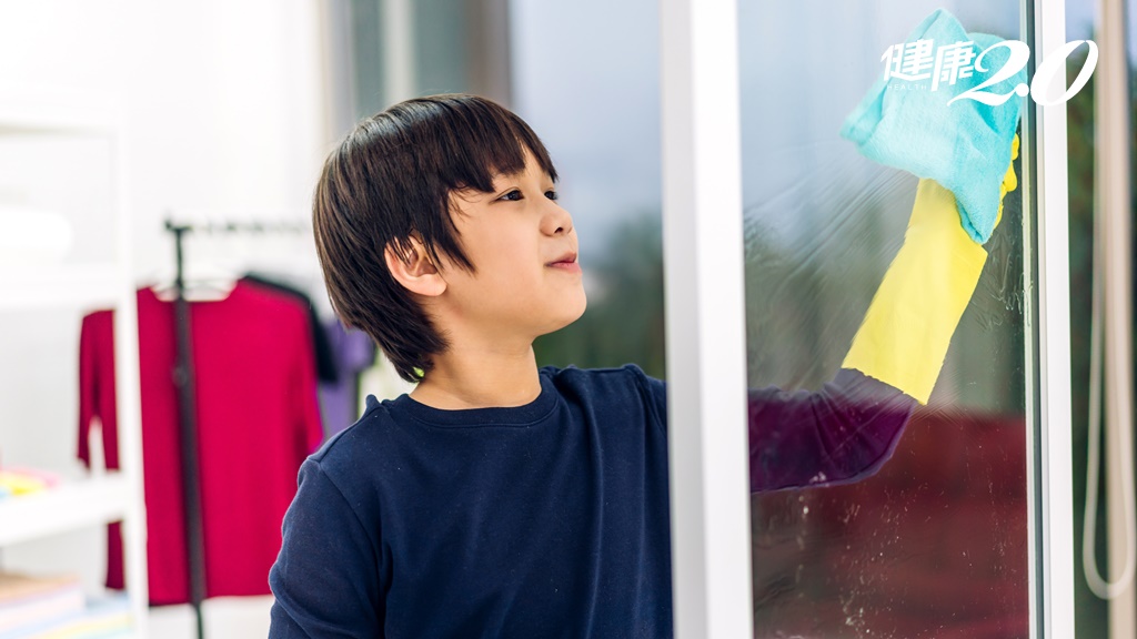 心理師教你「3招」讓孩子搶著做家事！培養打掃習慣 可建立獨立與責任感