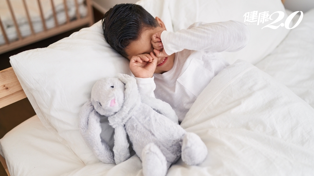 小孩睡不好可以吃褪黑激素嗎？褪黑激素副作用是什麼？醫推喝這杯入睡