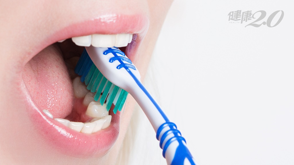 牙刷多久換一次較好？醫提醒牙刷出現3徵兆就該換 「這些人」更需常換牙刷