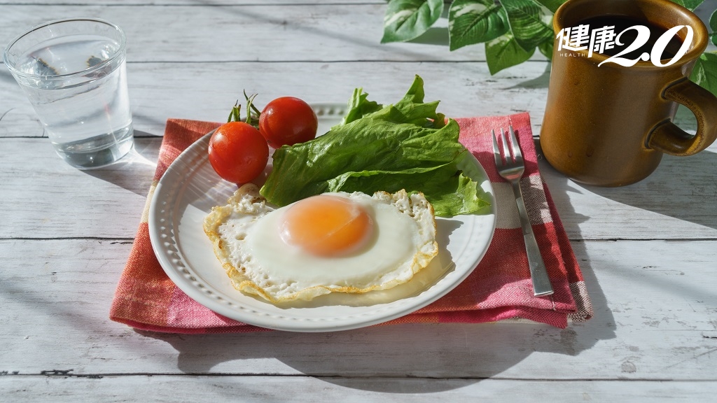 早餐怎麼吃蛋白質才夠？別再1顆蛋解決！醫公開「懶人早餐搭配」預防肌少症