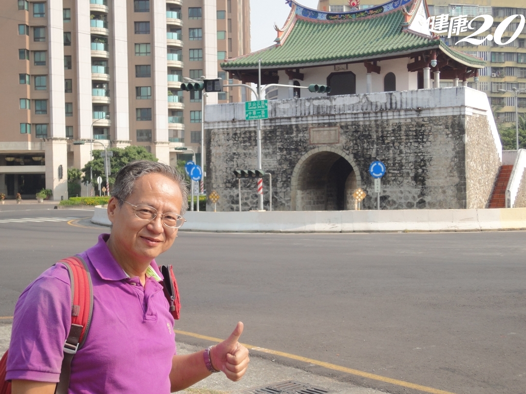 銀光四射／73歲楊立奇投身志工扮「輪椅推手」21載 英語導覽帶外賓認識台灣