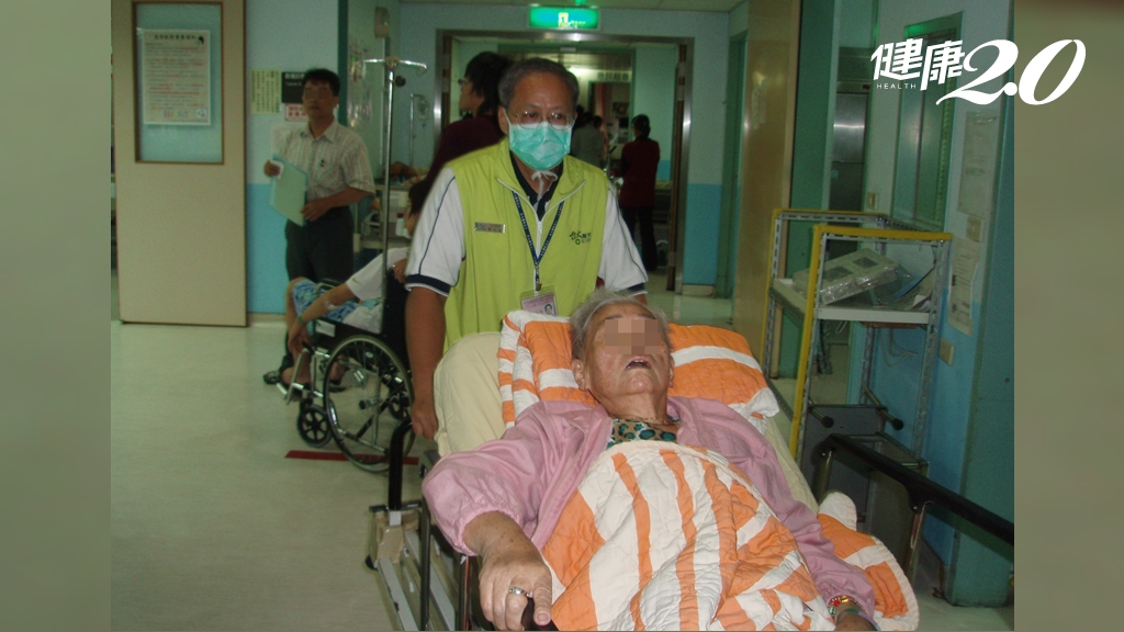 銀光四射／73歲楊立奇投身志工扮「輪椅推手」21載 英語導覽帶外賓認識台灣