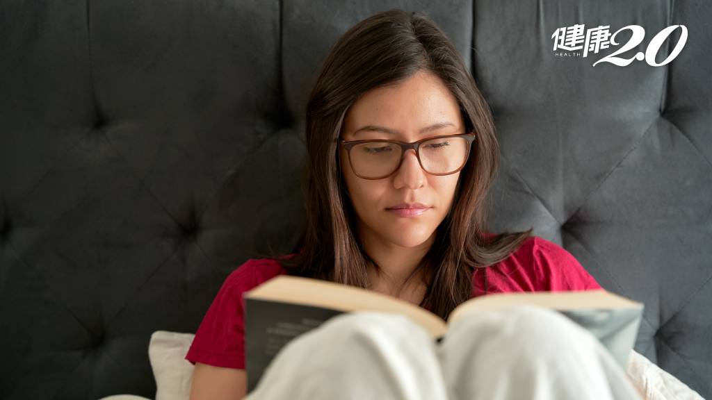 失眠怎麼辦？心理師推「睡前閱讀」有效紓壓助眠 還能改善記憶力