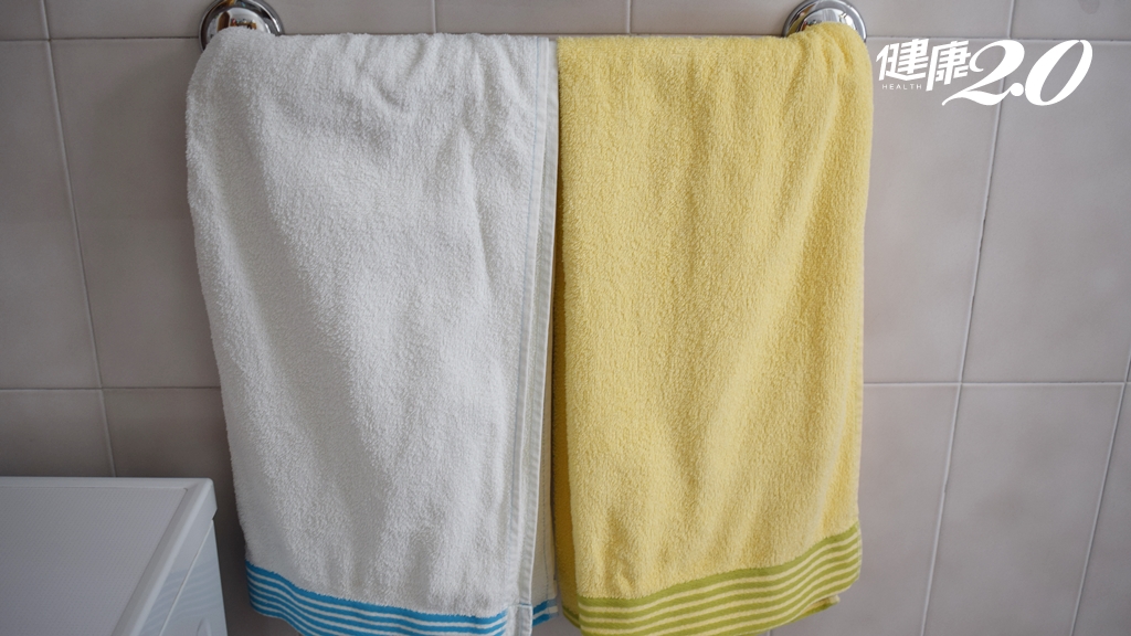 不看不知道 毛巾這樣用細菌增萬倍！醫提醒：毛巾千萬不要跟它一起洗