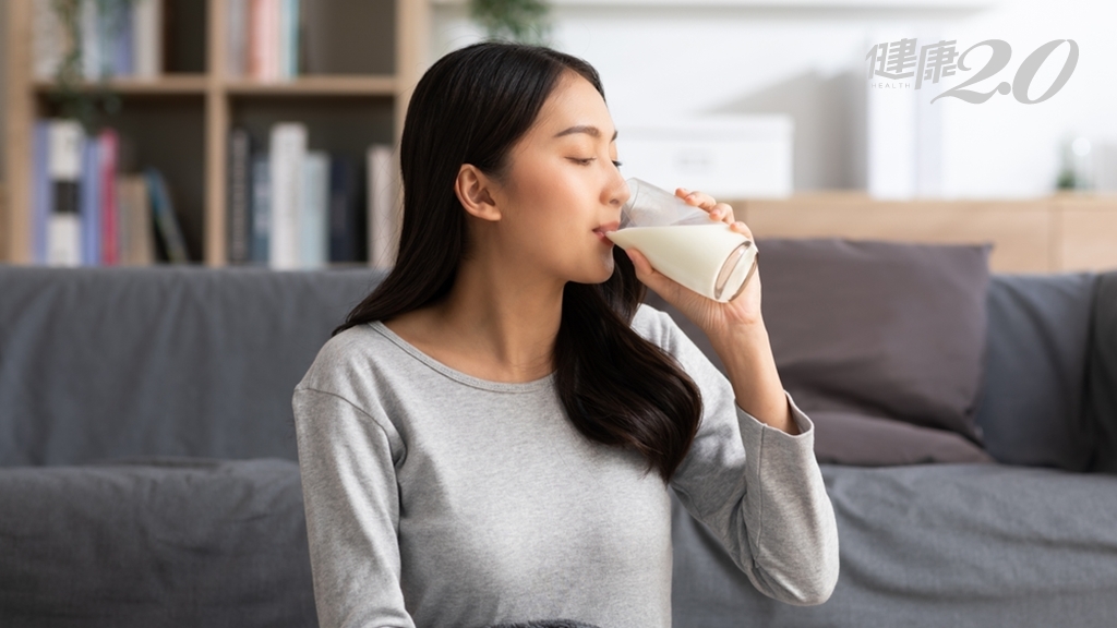 感冒不能喝牛奶會生痰？咳嗽可以喝牛奶嗎？醫解答：很多人搞錯