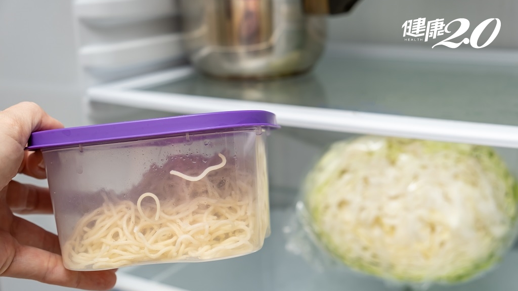 剩菜放進冰箱前要放涼嗎？營養師公開「最佳時機」，很多人都忽略