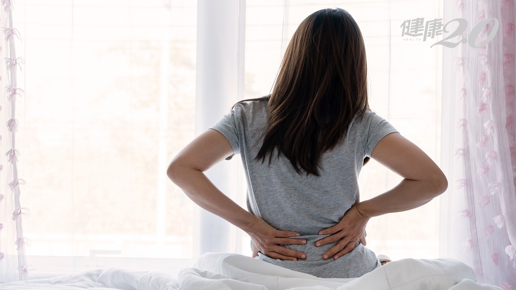 長期下背痛不容忽視！在「2時間」特別痛是僵直性脊椎炎警訊，嚴重恐失能