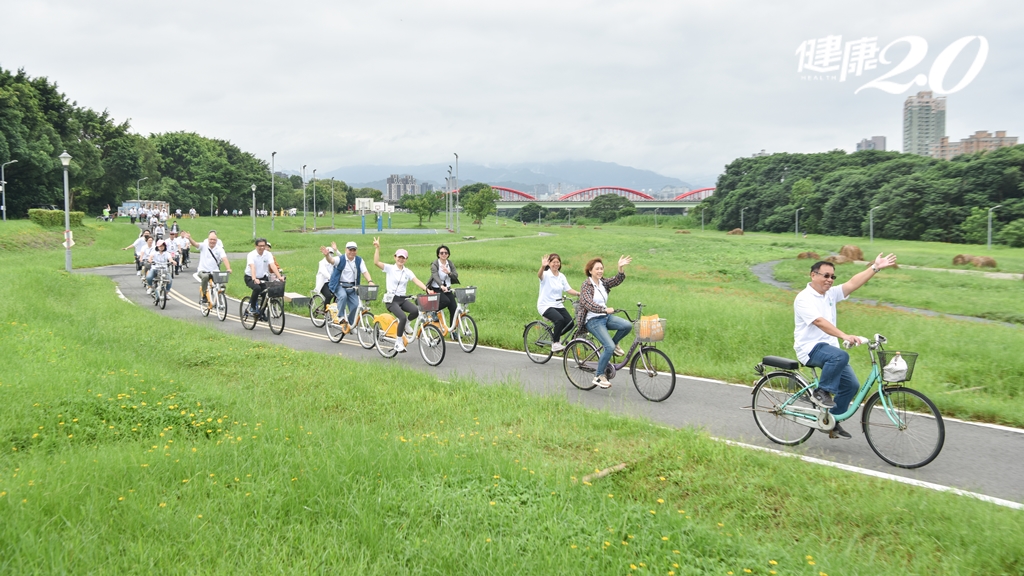 300位師生騎單車！台大系統推「大學之道」 節能減碳通學單車道