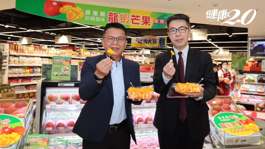 農糧署姚志旺副署長與遠東SOGO百貨超市賴必昌店長展示並品嚐龍蝦芒果