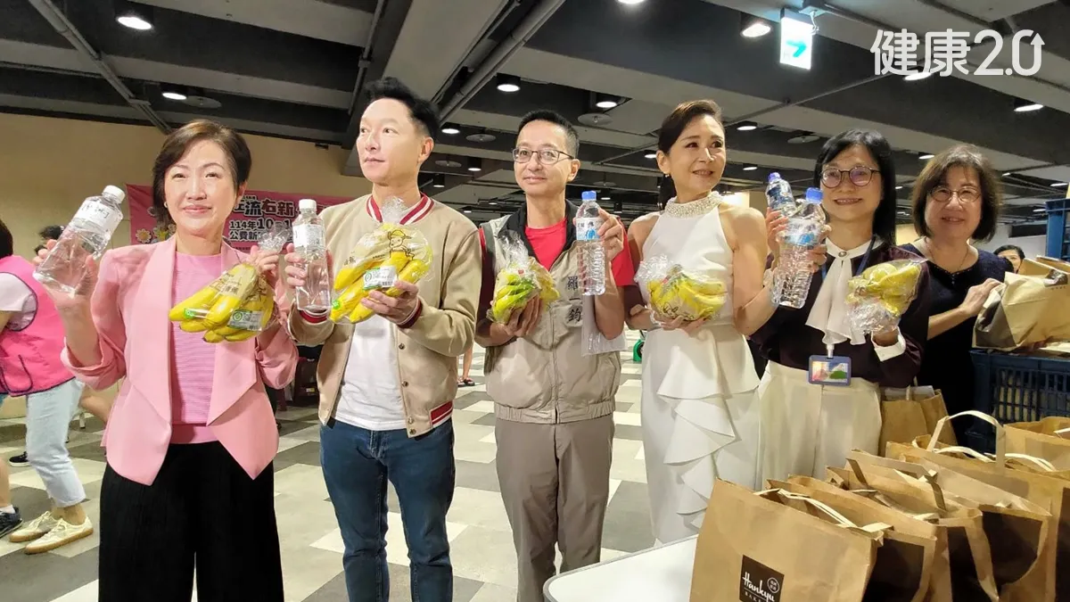 50~64歲公費流感疫苗開打!謝祖武「左流右新」亮小黃卡追求儀式感