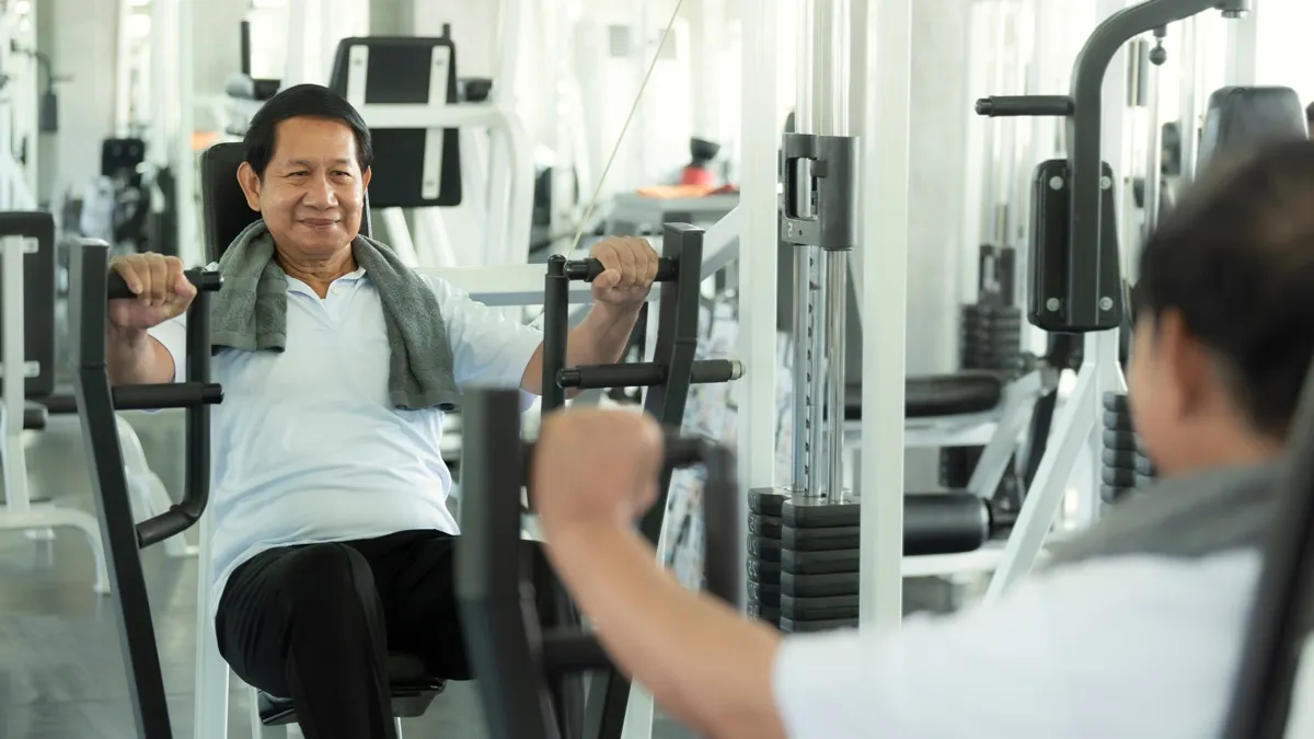 想鍊肌力但「又黑又大的東西」不會用？高齡健身DIY示範健身器材怎麼用